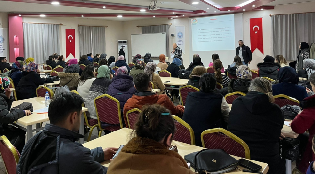 Eğitime katılan kursiyerlere hijyen eğitimi belgesi verildi