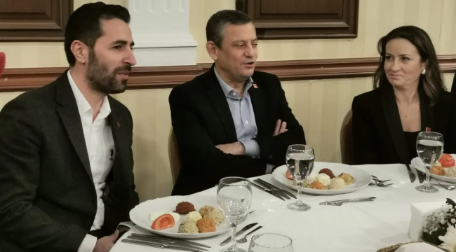 Gazeteciler buluşmasına CHP lideri Özel'de katıldı