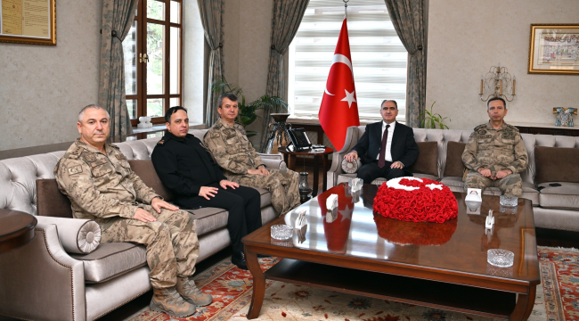 Komutanlar vali Özkan'ı ziyaret etti