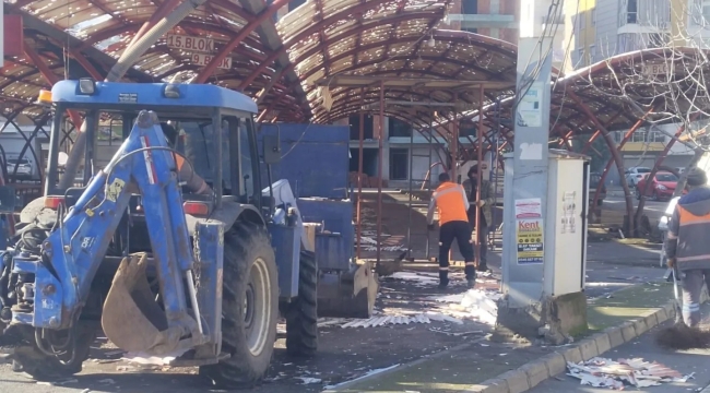 Salihli belediyesi cumartesi pazarı çatısını yeniliyor 