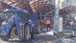 Salihli belediyesi cumartesi pazarı çatısını yeniliyor 