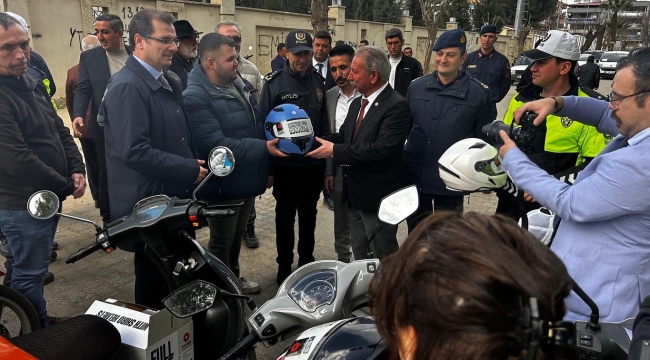 Salihli'de motosiklet kullanıcılarına kask dağıtıldı