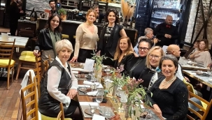 Urla'nın beş kadın şarap üreticisi yeni yılılı karşılama gecesi düzenledi