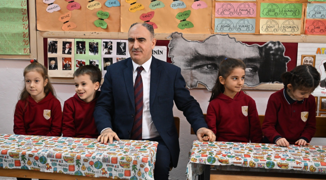 Vali Özkan öğrencilere karne dağıttı çeşitli hediyeler verdi
