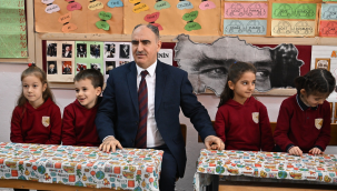 Vali Özkan öğrencilere karne dağıttı çeşitli hediyeler verdi