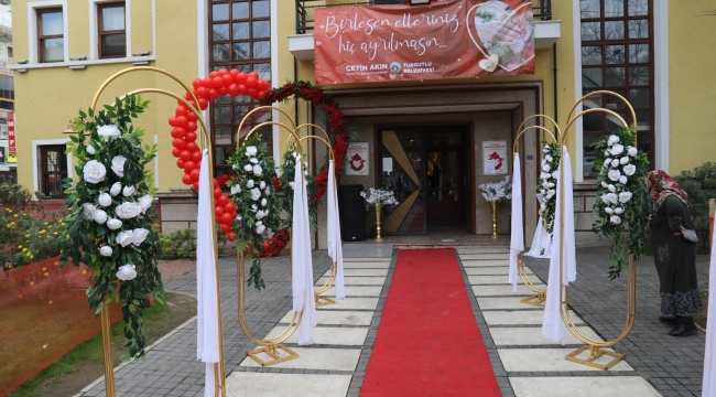 14 şubat Sürprizi: evliliğe adım atanlar kırmızı halıda yürüdü