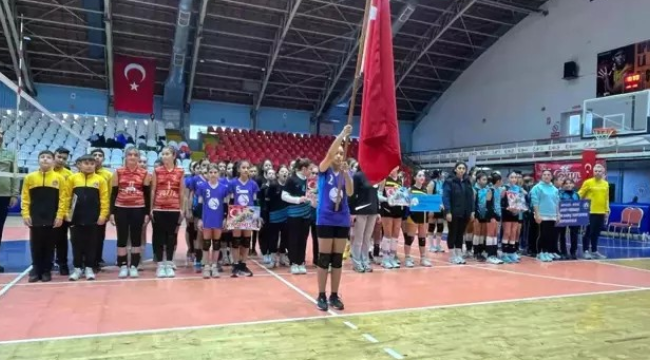 8 ilden 21 takımın katıldığı voletbol müsabakaları Manisa'da başladı