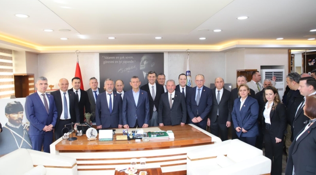 Ahmetli ve Salihli'de konuşan CHP lideri Özel'den Erdoğan'a kayyum tepkisi