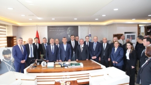 Ahmetli ve Salihli'de konuşan CHP lideri Özel'den Erdoğan'a kayyum tepkisi