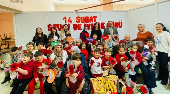 Akhisar belediyesi çocuk kreşlerinde eğitim gören minikler huzurevini ziyaret etti