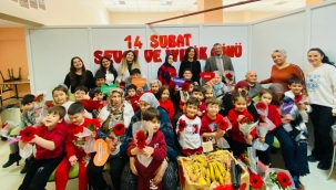 Akhisar belediyesi çocuk kreşlerinde eğitim gören minikler huzurevini ziyaret etti