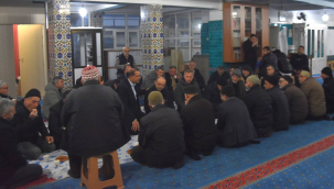 AKP Manisa il başkanı Turgut camide kahvaltı yaptı