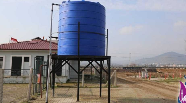 Aşağıçobanisa'da tarım alanlarının sulanması için belediye su tankları yerleştiriyor