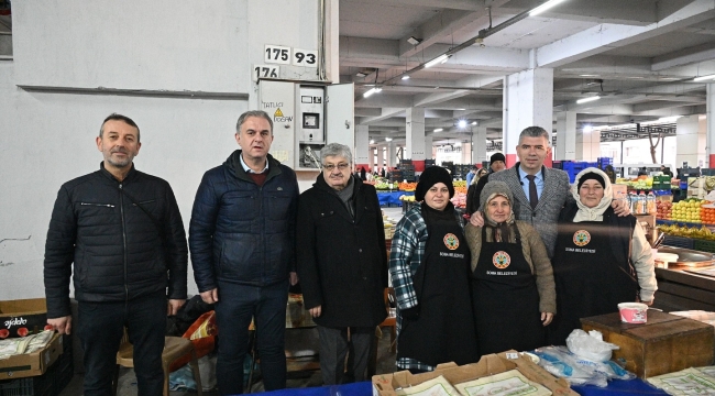 Başkan Okur pazarcı esnafına çorba ikramı ve önlük dağıttı