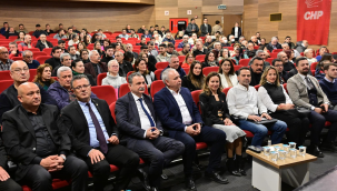 CHP'liler AKUT vakfı yönetim kurulu başkanı Mahruki'nin deprem söyleşine katıldı