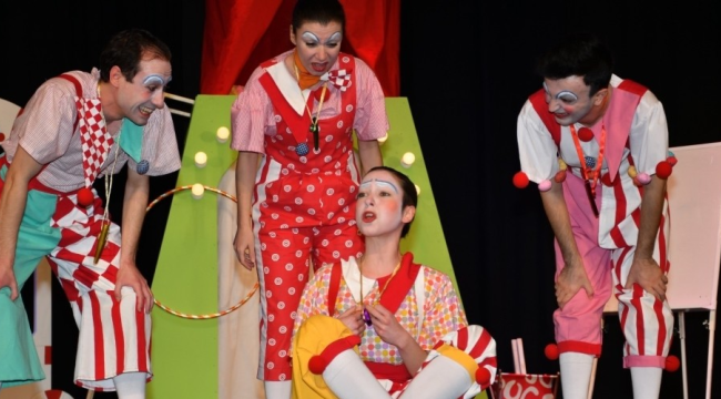 Çocuklar soytarılar okulu adlı tiyatro oyununu izledi