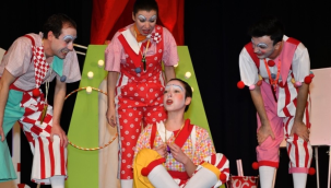 Çocuklar soytarılar okulu adlı tiyatro oyununu izledi