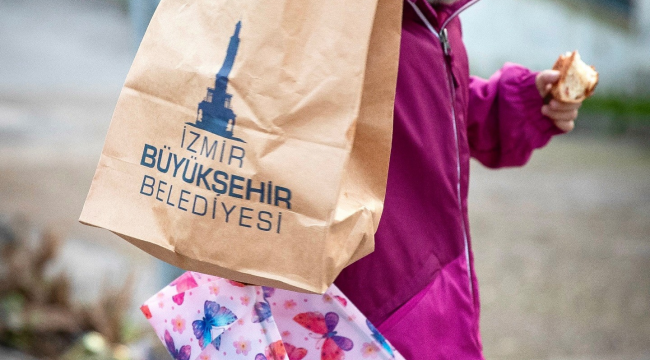 İzmir'de belediye öğrencilere beslenme paketi dağıtımına başladı