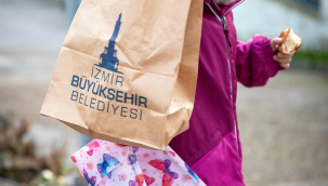 İzmir'de belediye öğrencilere beslenme paketi dağıtımına başladı