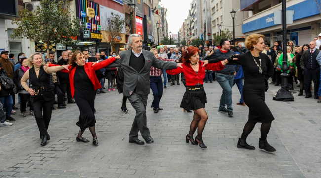 İzmir Karşıyaka'da sevgiler günü çoşkusu