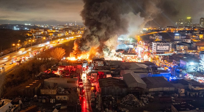 Plastik geri dönüşüm tesisi yanıyor