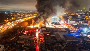 Plastik geri dönüşüm tesisi yanıyor