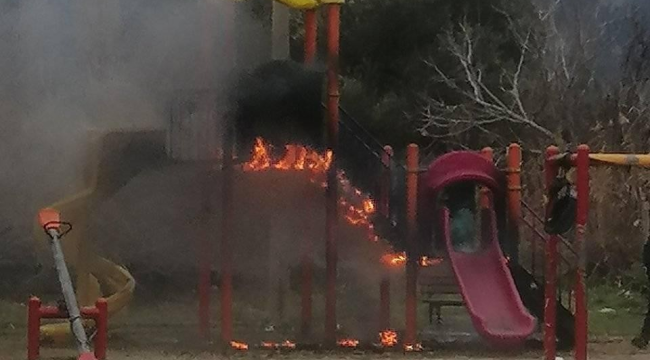 Salihli'de vijdansızlar parkta çocukların oyuncaklarını yaktı 