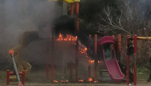 Salihli'de vijdansızlar parkta çocukların oyuncaklarını yaktı 