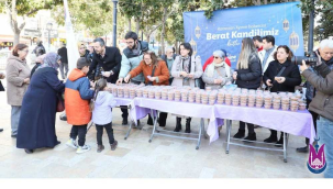 Şehzadeler belediyesi vatandaşlara kandilde helva ikram etti
