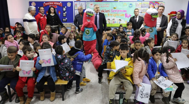 Teknik presonel "böcek şenliği ve organik tarım eğitimi" için İlçe İlçe, okul okul dolaşıyor