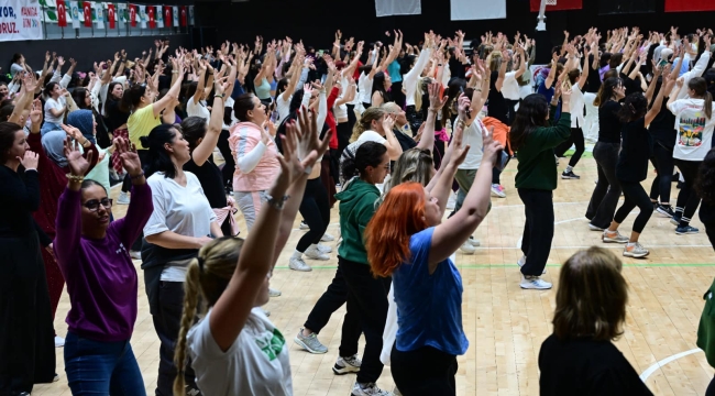 Yüzlerce sevgili sevgililer gününü dans ederek kutladı