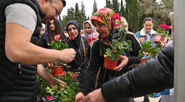 17 ilçede mezarlıklarda vatandaşlara eş zamanlı tesbih ve çiçek dağıtıldı