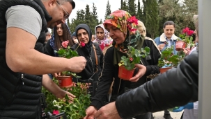 17 ilçede mezarlıklarda vatandaşlara eş zamanlı tesbih ve çiçek dağıtıldı