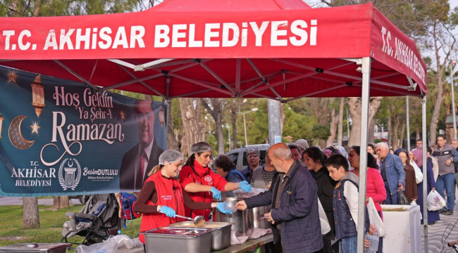 Akhisar belediyesi her gün 4 bin vatandaşa sıcak yemek dağıtıyor