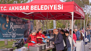 Akhisar belediyesi her gün 4 bin vatandaşa sıcak yemek dağıtıyor