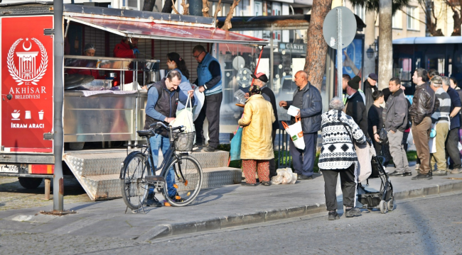 Akhisar'da belediye aynı anda12 noktada kurduğu stantlarla halka iftar yemeği dağıttı