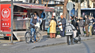 Akhisar'da belediye aynı anda12 noktada kurduğu stantlarla halka iftar yemeği dağıttı