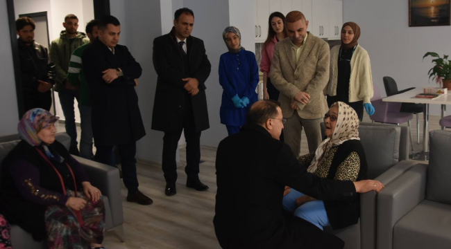 AKP Manisa il başkanı Turgut Gödes huzur evininde yaşlıları ziyaret etti