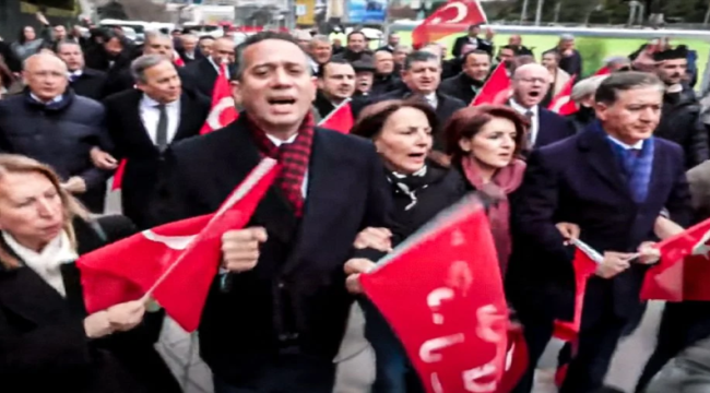 Ankara'da tarihi görüntüler! CHP'li vekiller sloganlarla genel merkez'e yürüyor