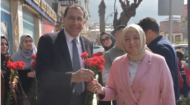 Başkan Turgut'dan ilk kutlama kadın kolu başkanı Kaplan'a