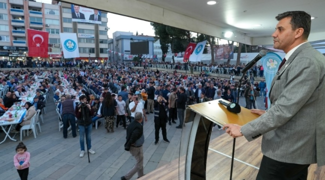 Başkan Zeyrek Alaşehir'de binlerce vatandaşla iftarda kucaklaştı 