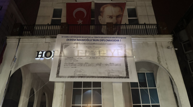 Belediye binasına İmamoğlu'nun diploması asıldı