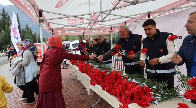  Belediye kabristanda kabir ziyaretine gelenlere karanfil dağıttı