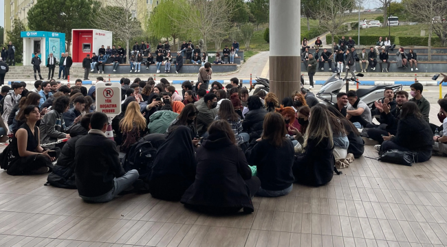 CBÜ'de öğrencilerden oturma eylemi