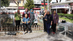 CHP'li kadınlar Gördes'de çiçek dikimi etkinliği düzenledi