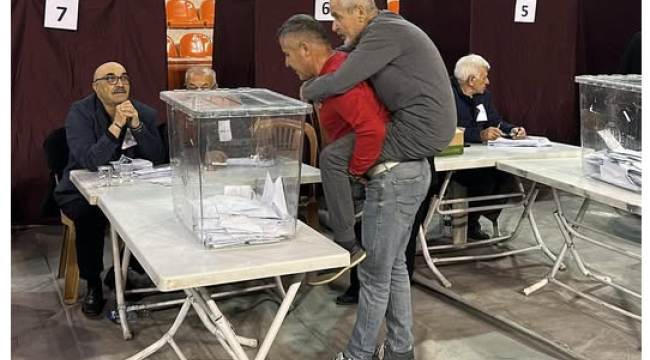 Çorum'da babasını sırtında oy kullanmaya getirdi