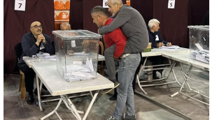 Çorum'da babasını sırtında oy kullanmaya getirdi