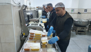 Demirci'de belediye 300 eve sıcak yemek dağıtıyor