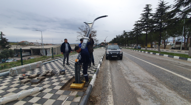 Demirci'de dekoratif aydınlatma direklerinin montajına başladı