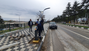 Demirci'de dekoratif aydınlatma direklerinin montajına başladı